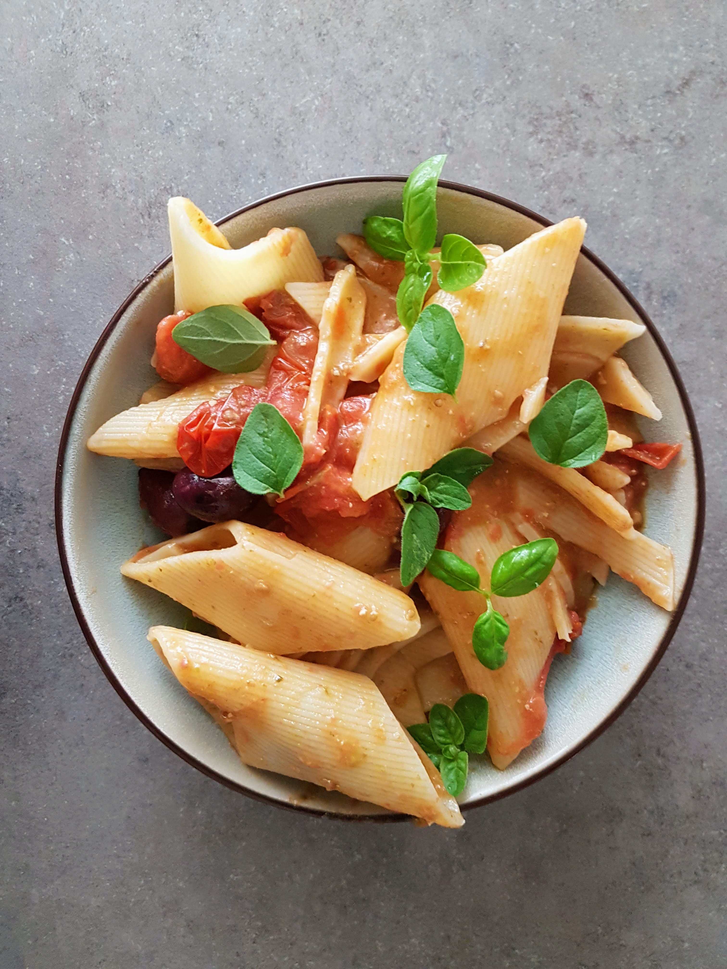 Penoni giganti in sos simplu de pesto si rosii cherry