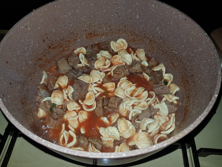 Orecchiette proaspete cu carne si sos de rosii