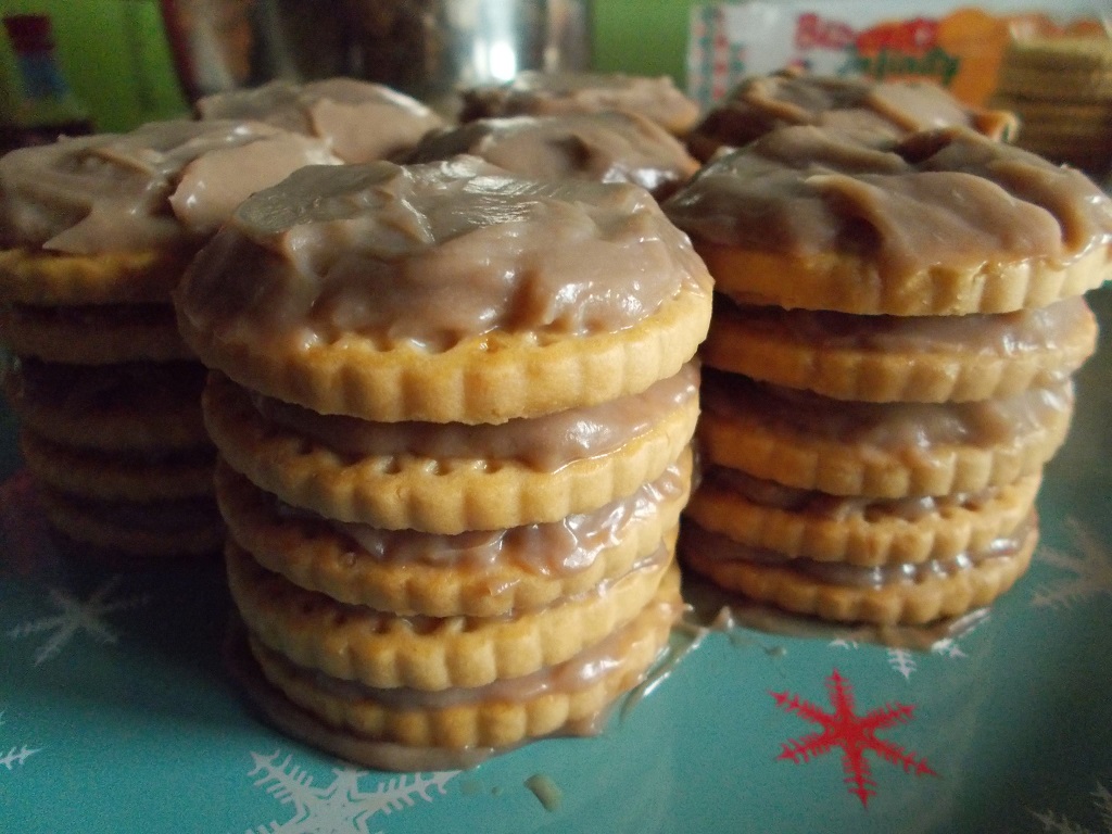 Desert tort de biscuiti, cu crema de ciocolata