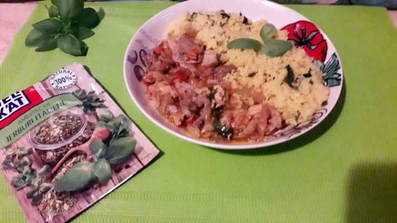 Curcan in sos de rosii cu cuscus aromat