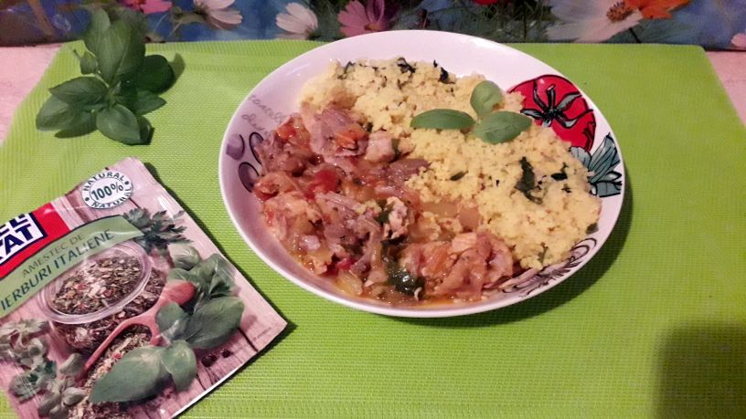 Curcan in sos de rosii cu cuscus aromat