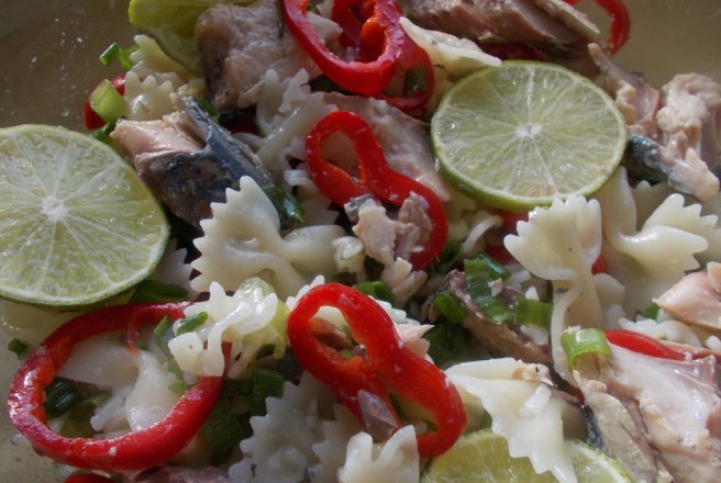 Salata de farfalle, cu file de macrou in ulei