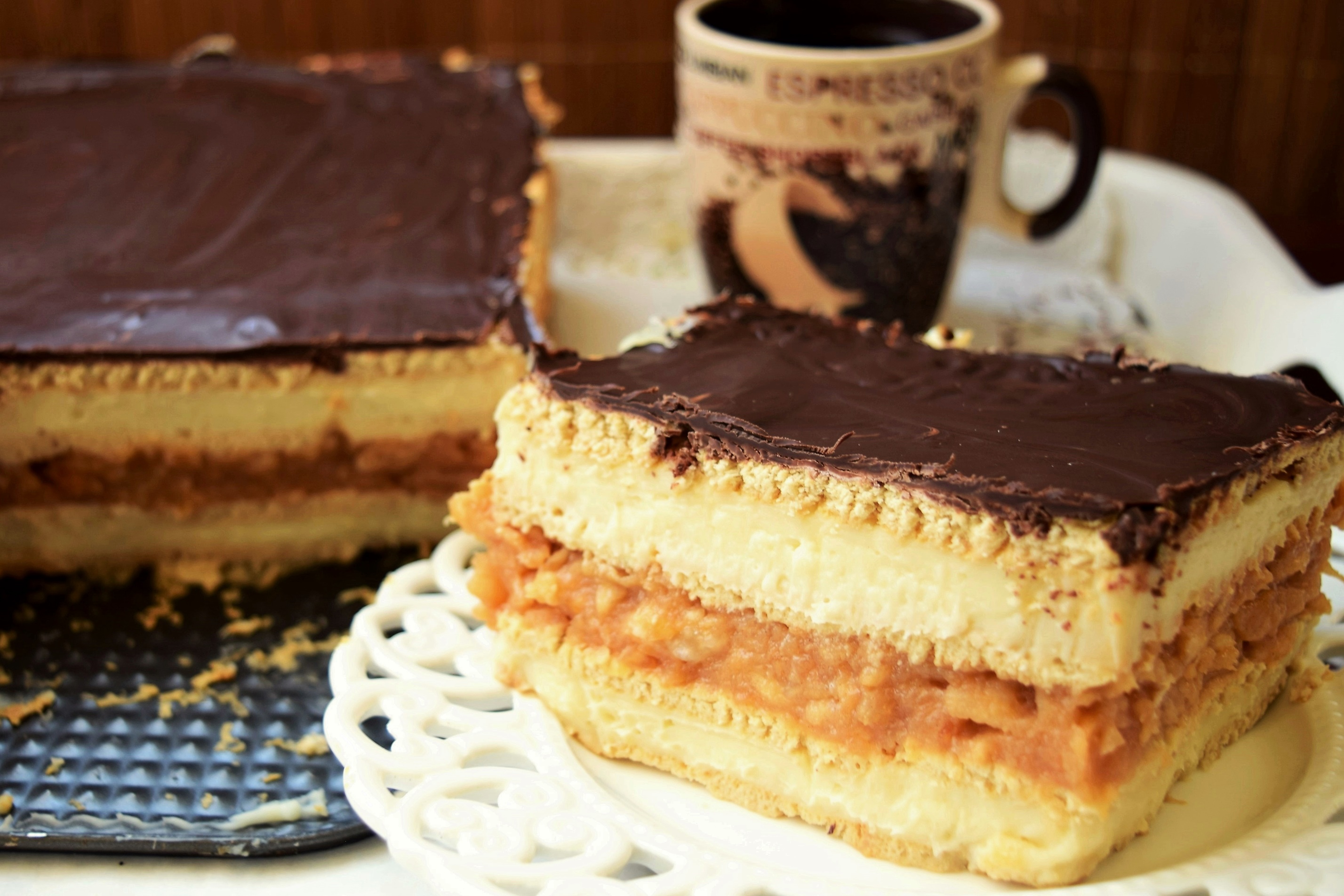 Desert tort de biscuiti cu mere si crema de vanilie