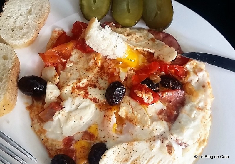 Aperitiv Oua cu carnat chorizo, ricotta si sos de rosii