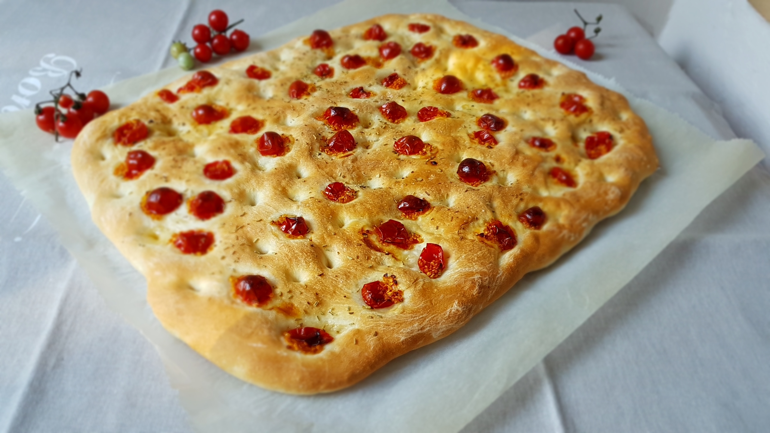 Focaccia cu rosii cherry si rozmarin