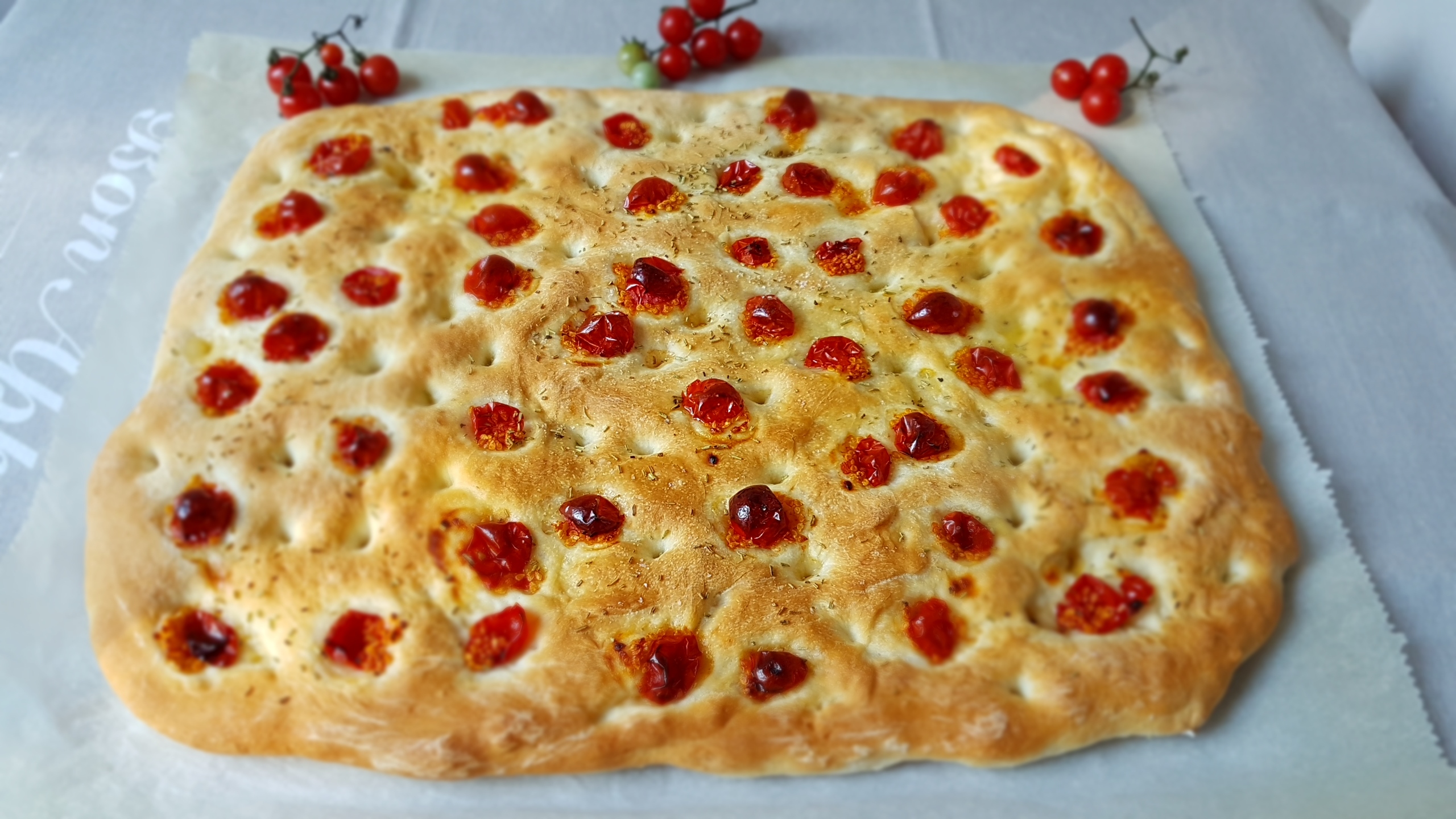 Focaccia cu rosii cherry si rozmarin