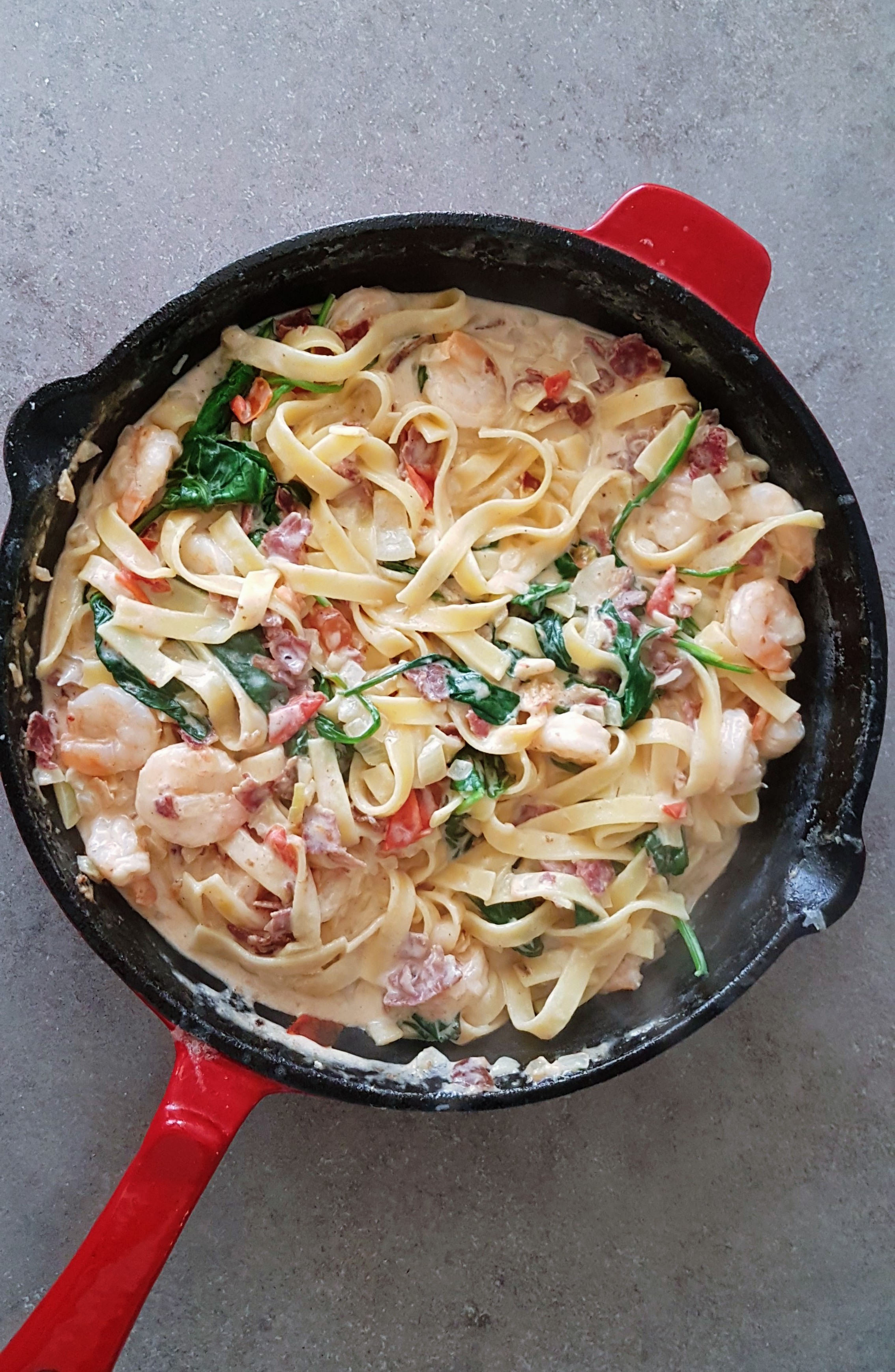 Tagliatelle in sos cremos de smantana cu bacon si creveti