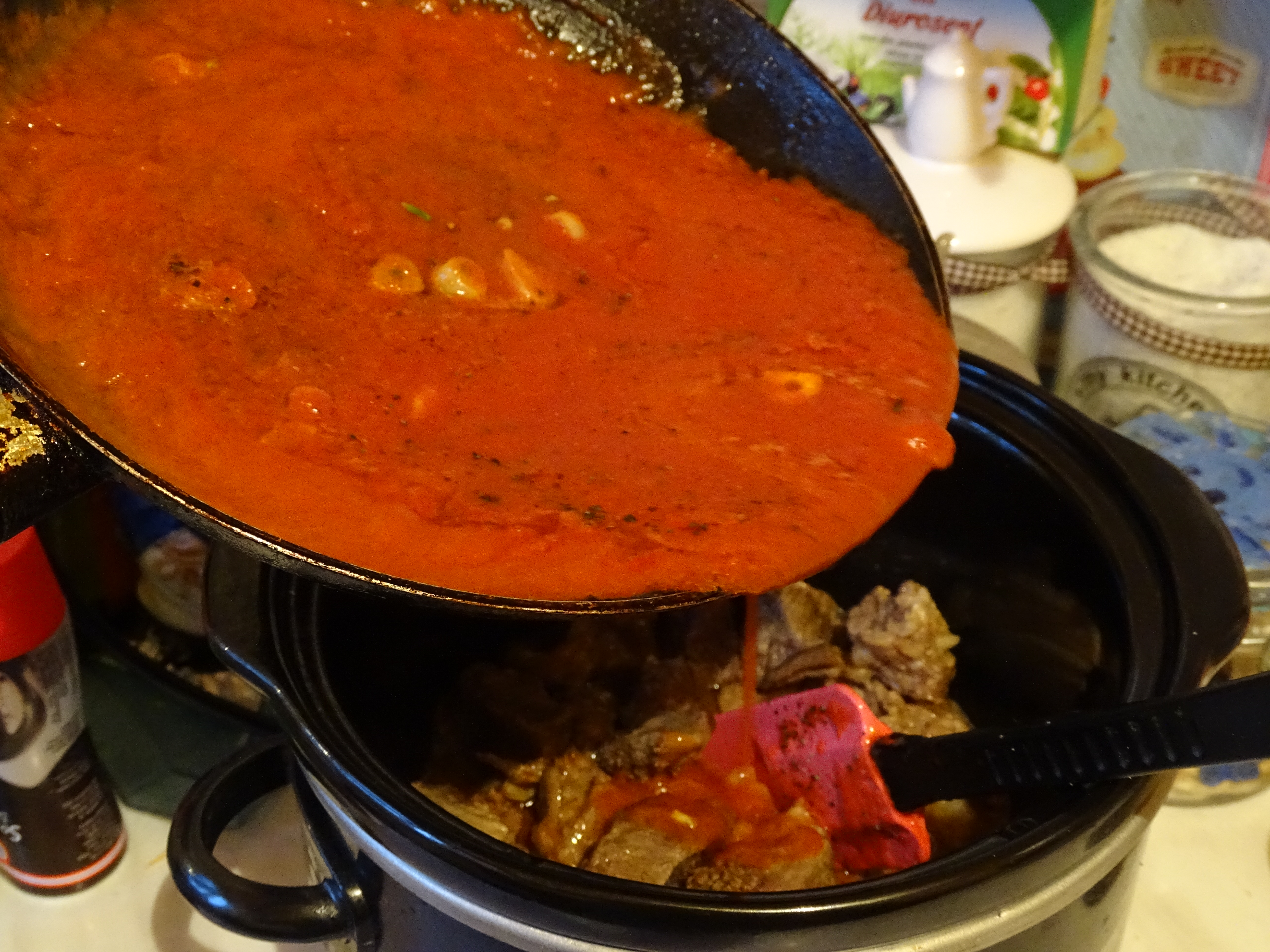 Carne de vita cu sos picant la slow cooker Crock-Pot