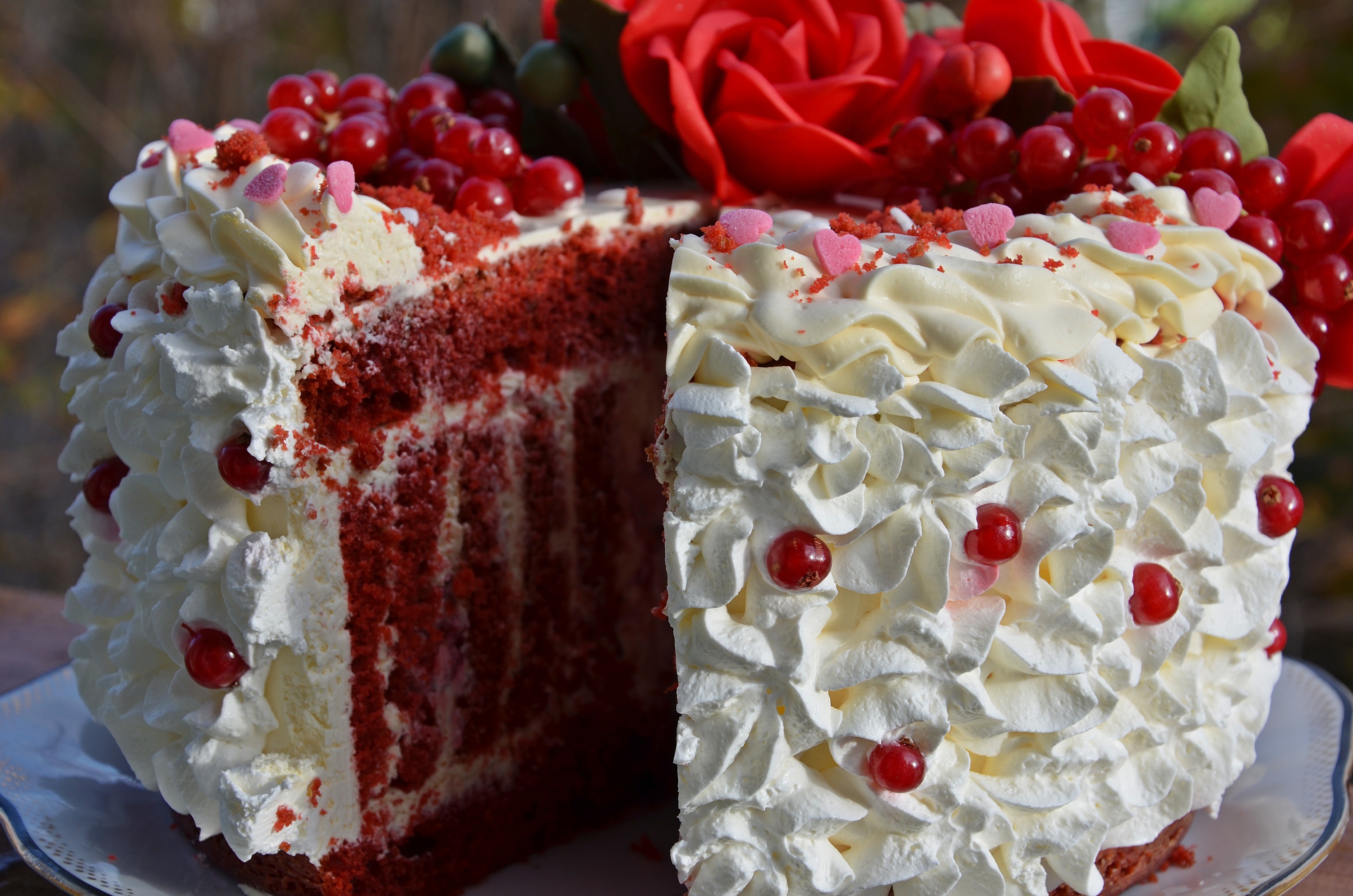 Tort Red Velvet, cu crema de branza si lamaie