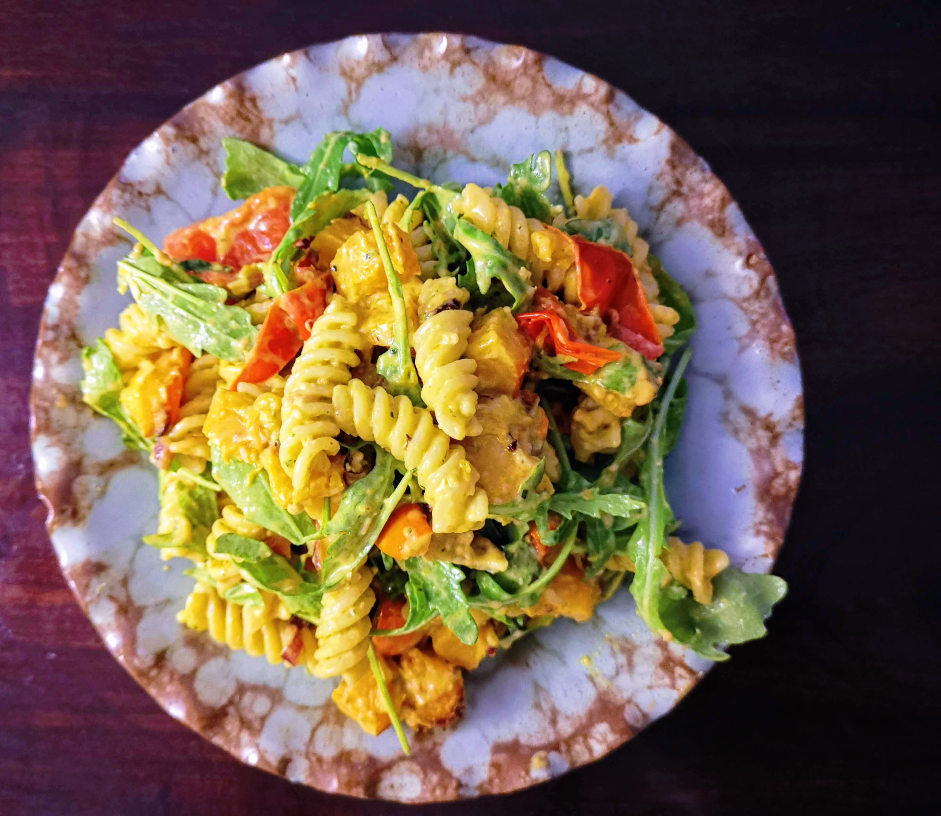 Fusilli cu legume curcubeu in sos cremos de pesto