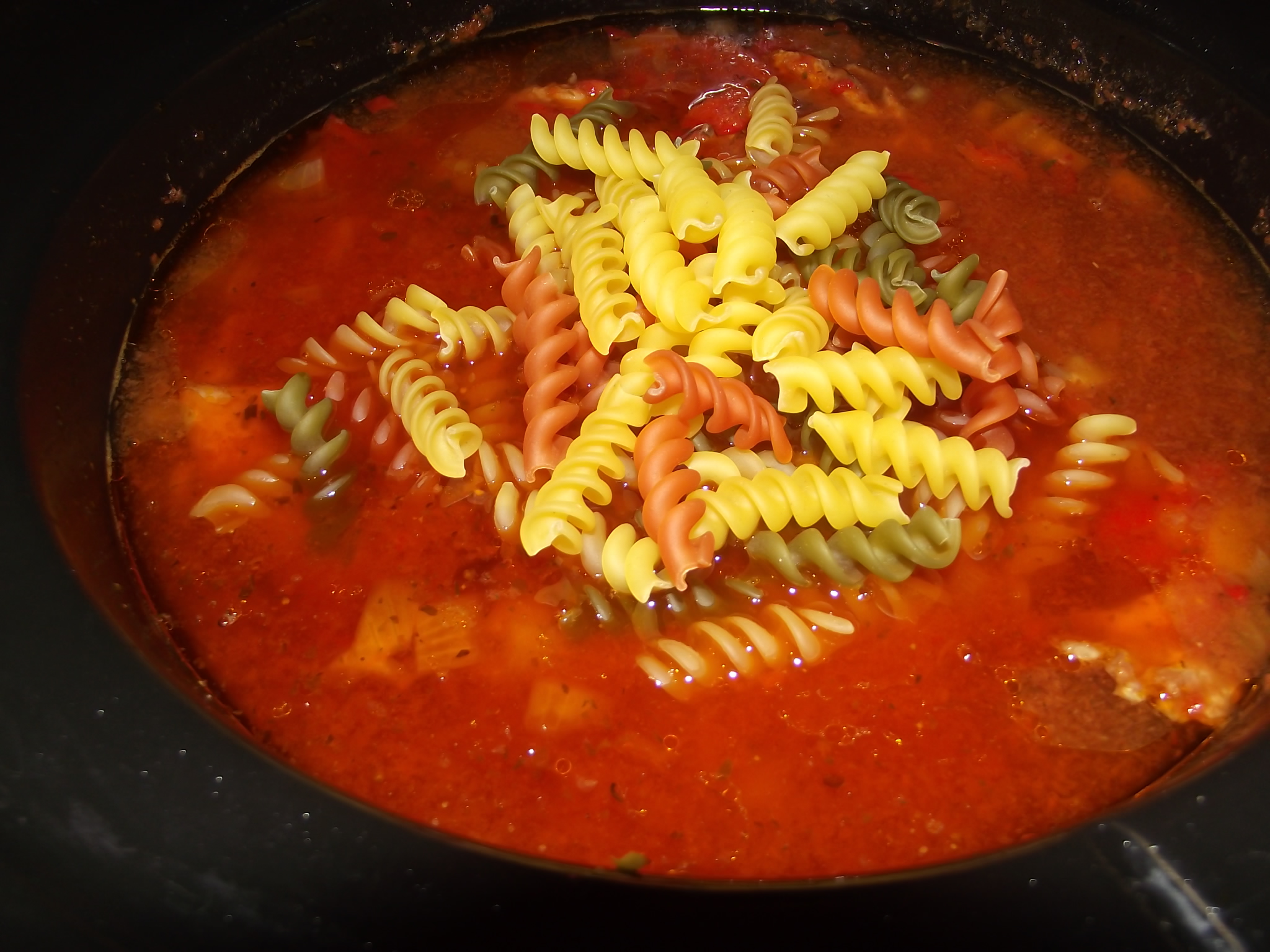 Carne de iepure cu legume si paste tricolore la slow cooker Crock-Pot