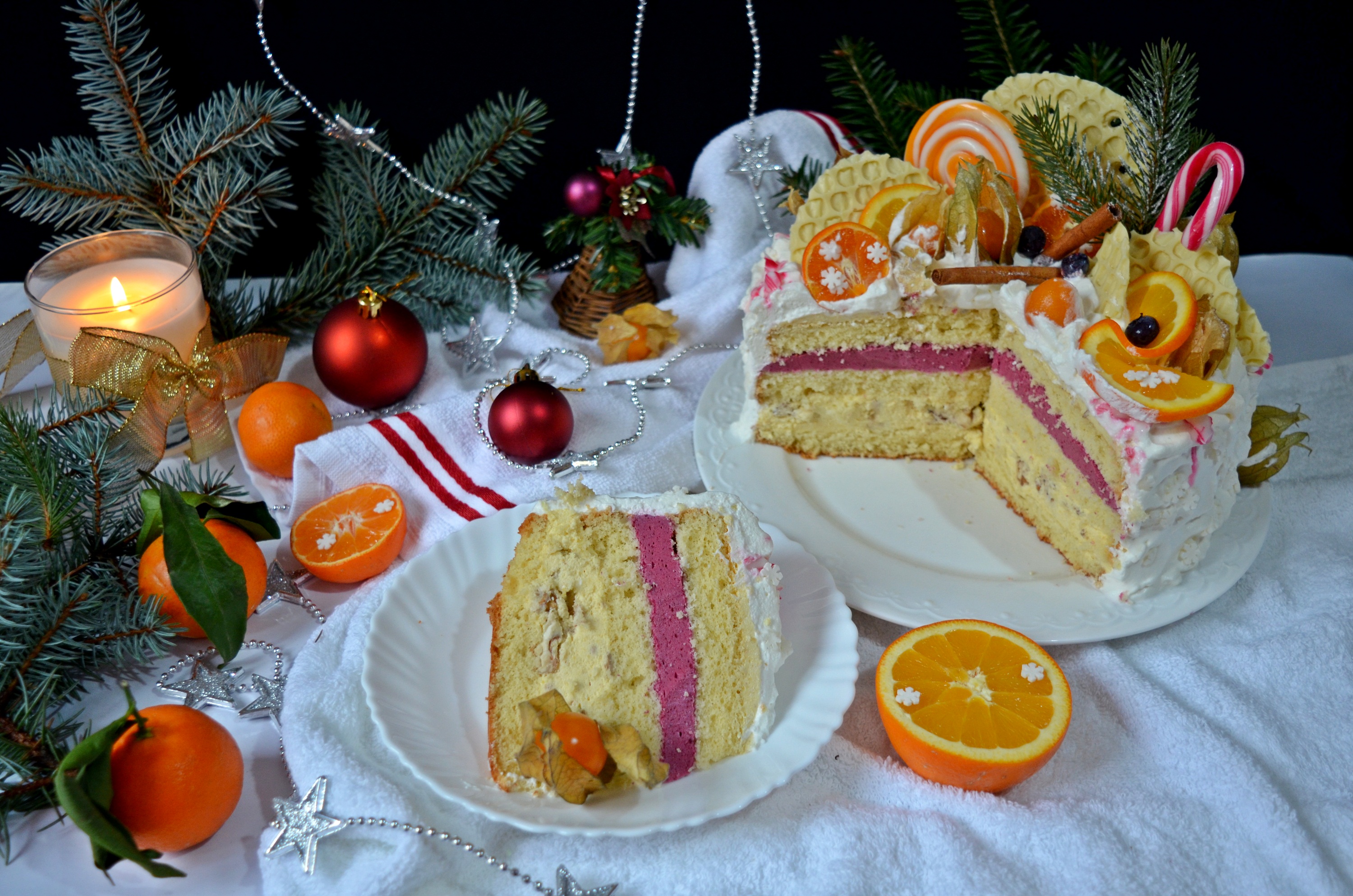 Tort cu mousse de nuci, portocale si fructe de padure