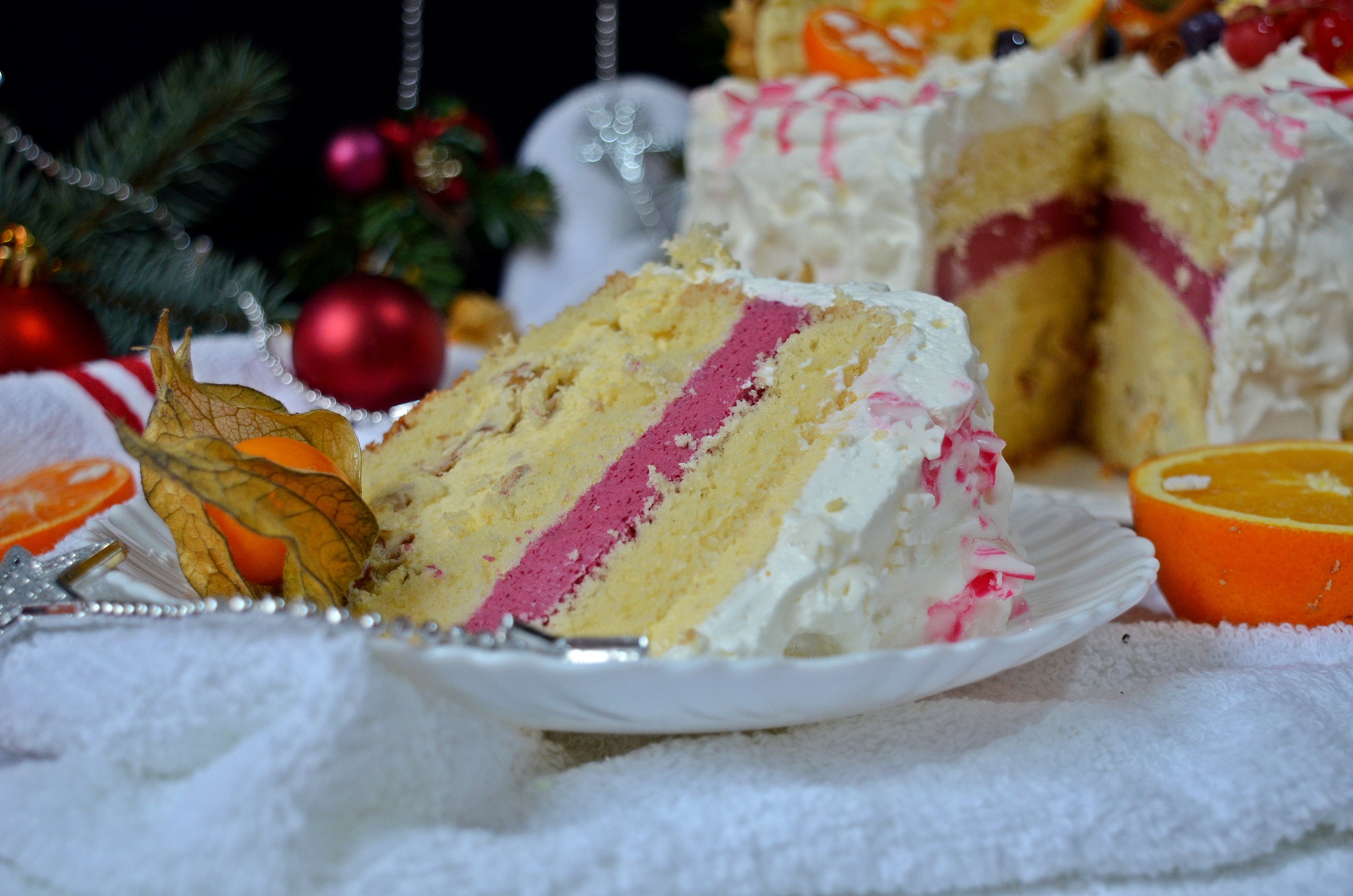 Tort cu mousse de nuci, portocale si fructe de padure