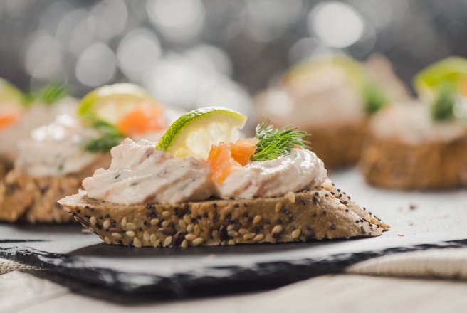 Aperitiv tartine cu crema de branza si somon afumat