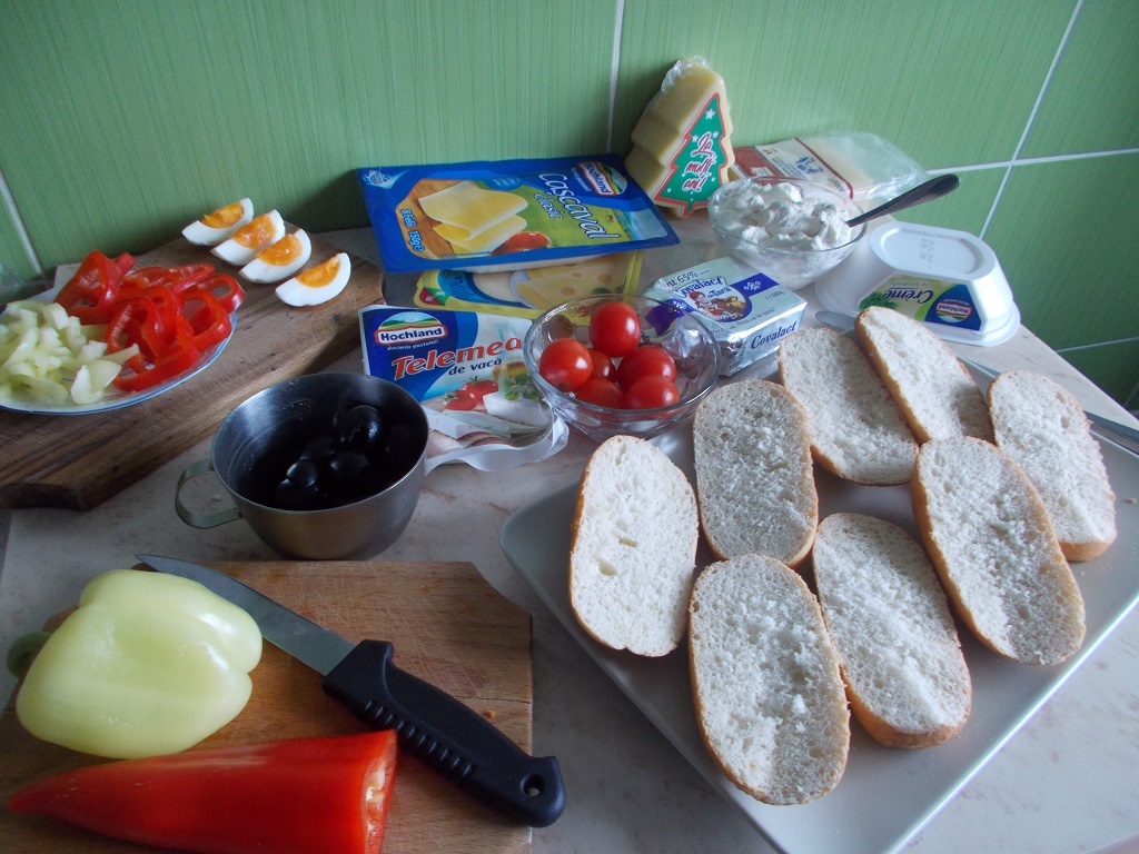 Aperitiv tartine cu branzeturi