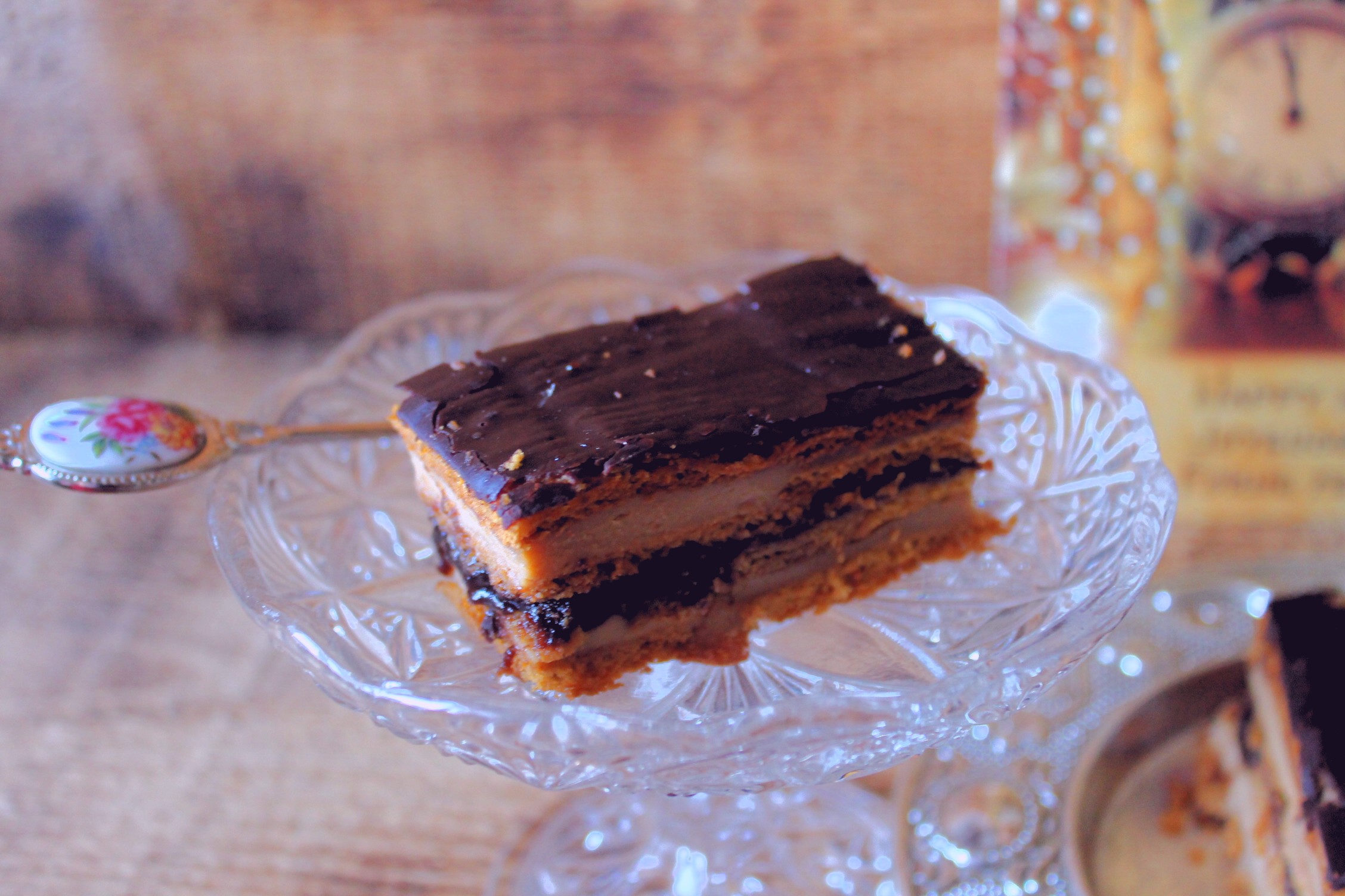 Desert prajitura cu foi cu miere, crema caramel si pasta de macese