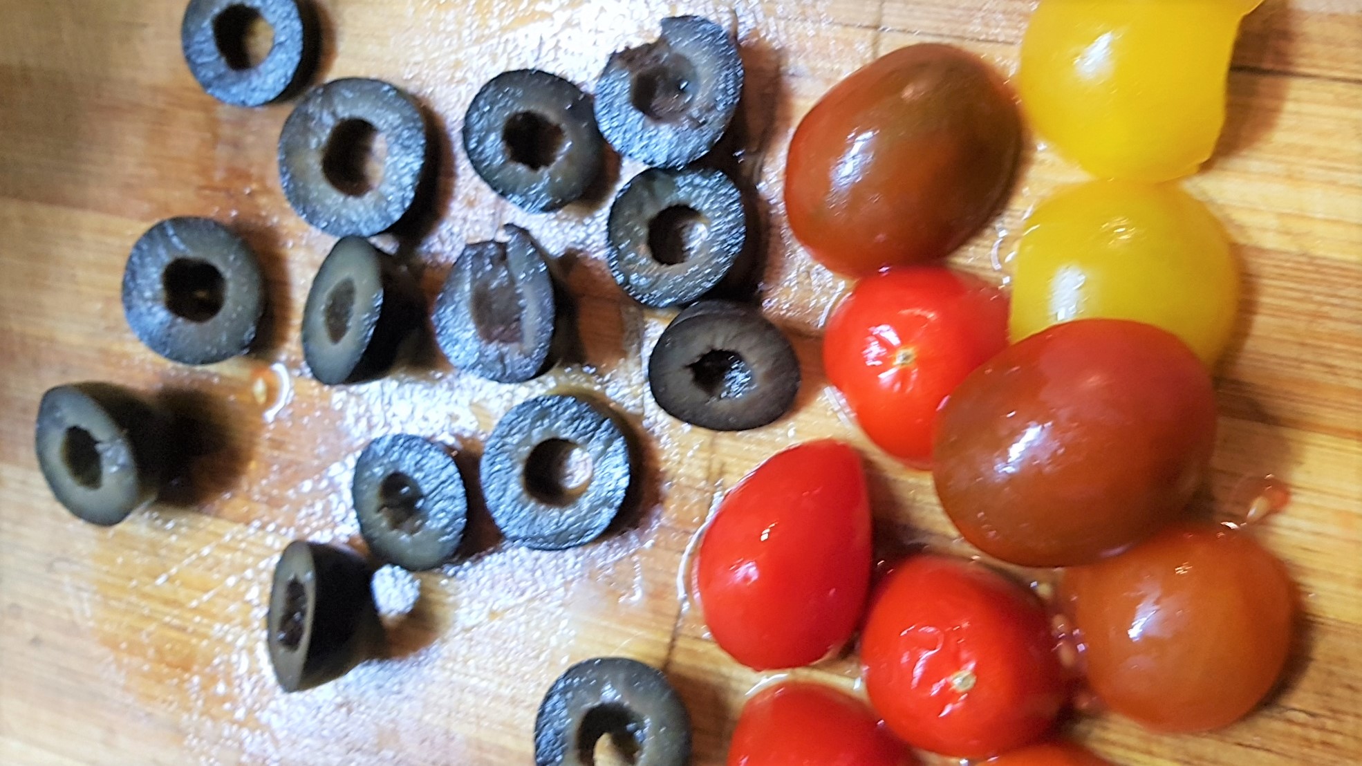 Focaccia cu busuioc, ierburi italiene, masline si rosii