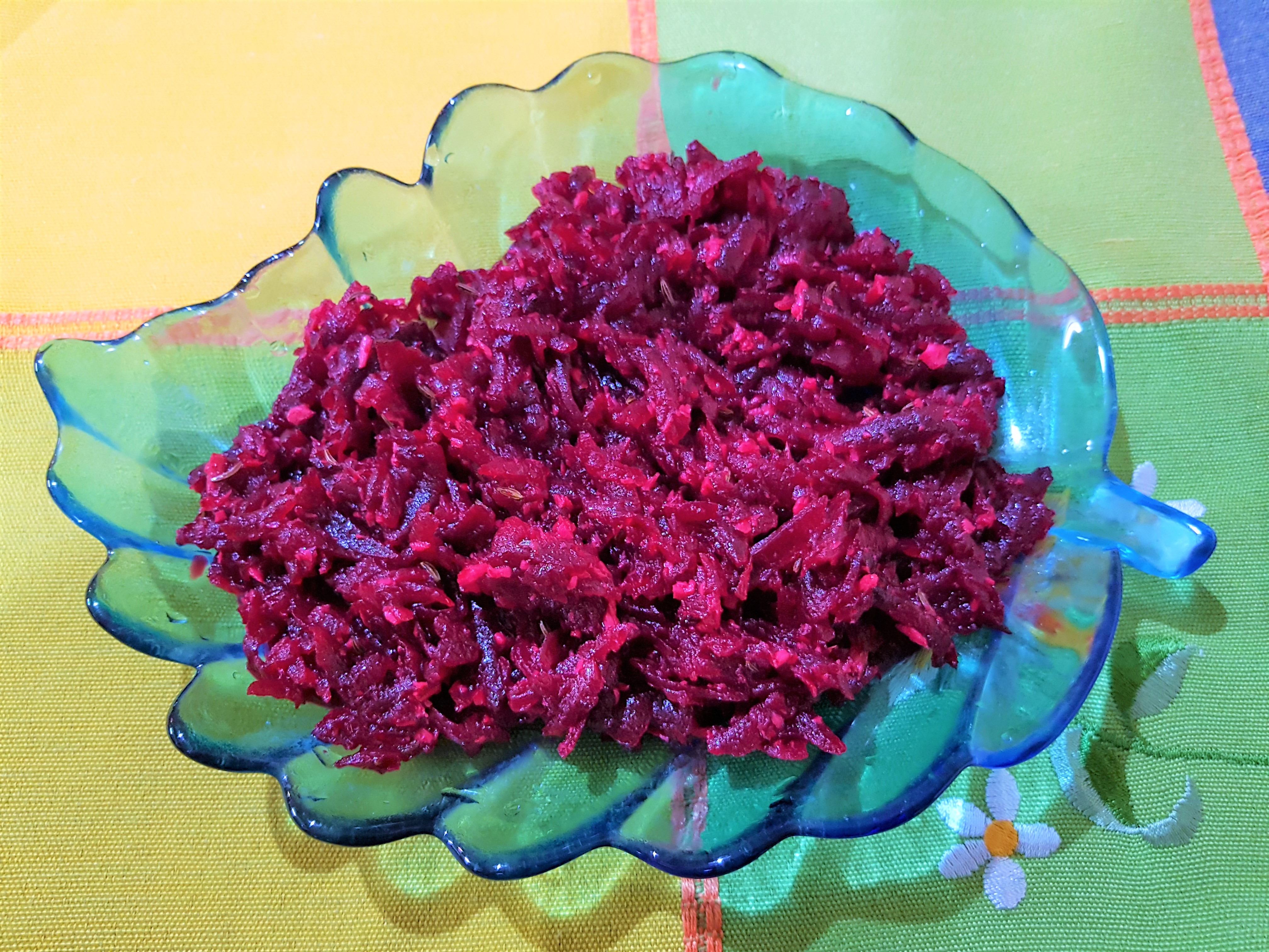 Salata proaspata de sfecla rosie cu hrean si chimen