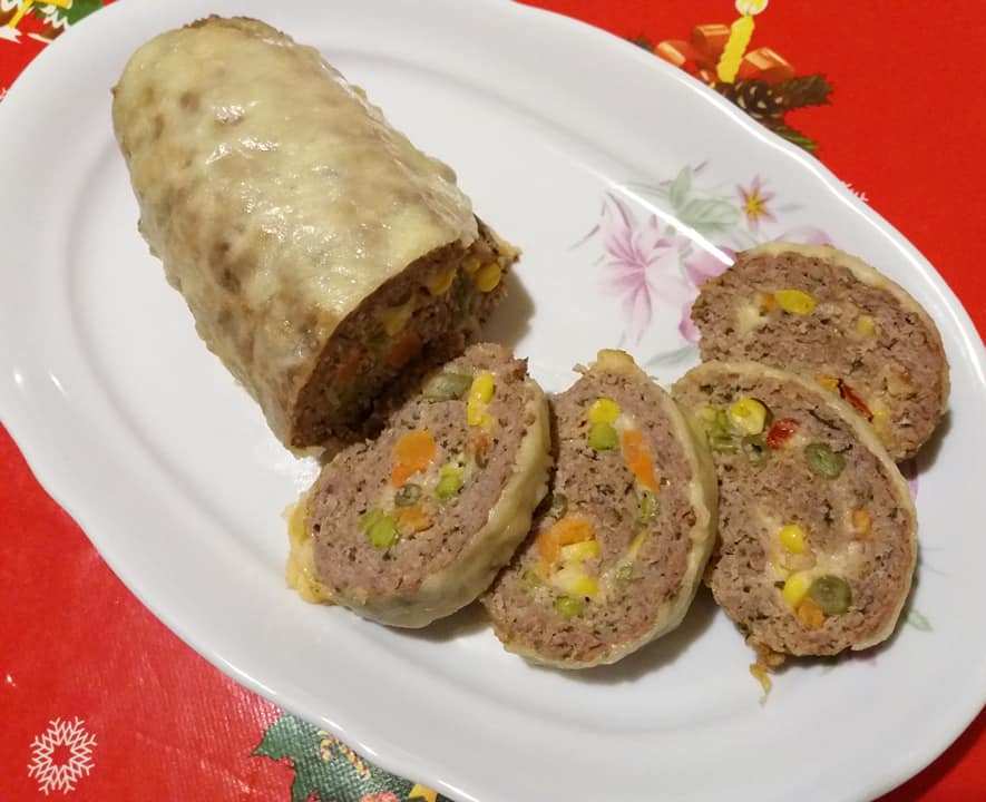 Rulada din carne tocata cu legume si cascaval