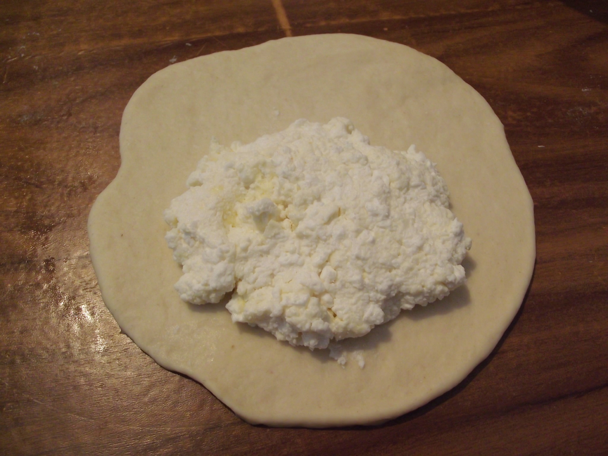 Aperitiv langosi cu branza sarata