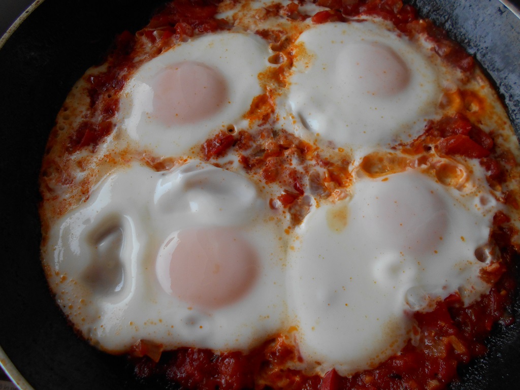 Aperitiv Shakshouka (Ochiuri in sos condimentat de rosii)