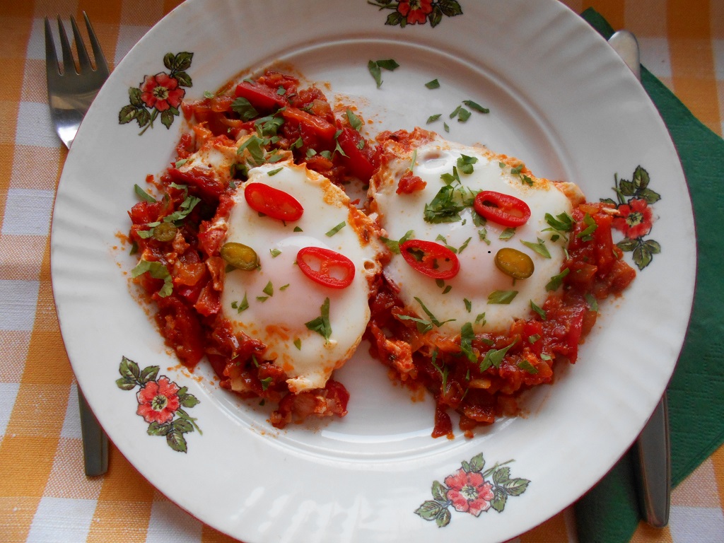 Aperitiv Shakshouka (Ochiuri in sos condimentat de rosii)