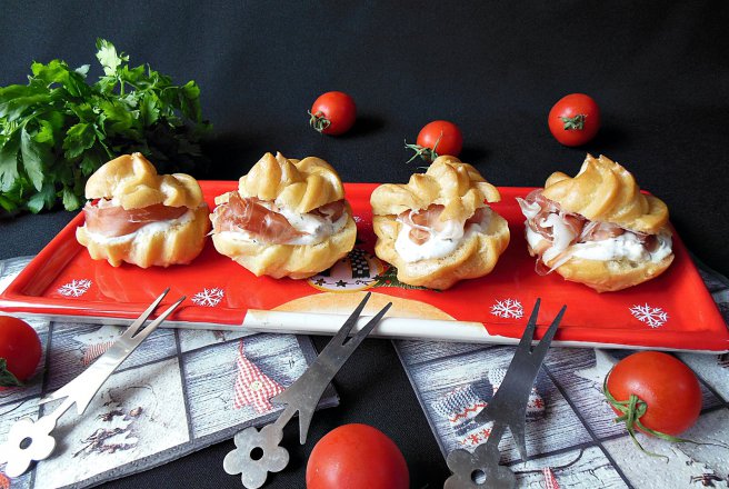 Aperitiv choux-uri cu crema de branzeturi si prosciutto