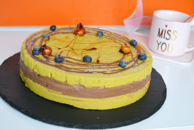 Desert tort cu mousse de mango si ciocolata