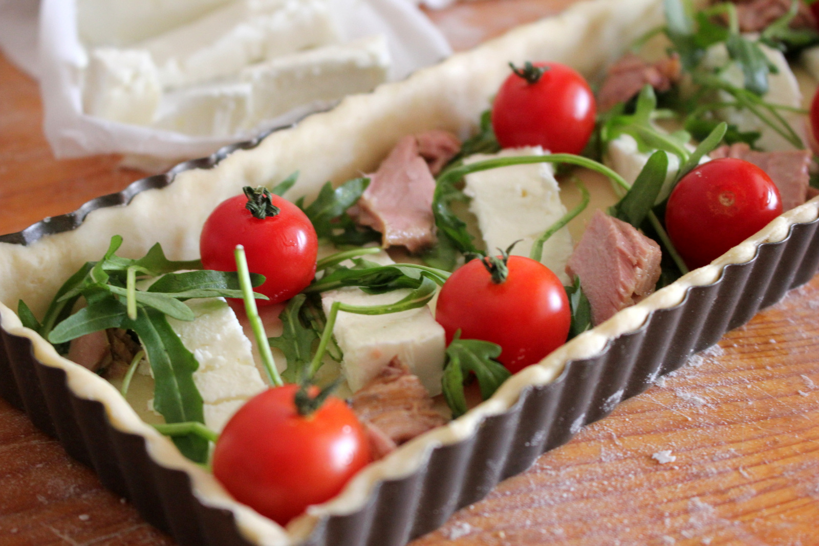 Aperitiv tarta cu rosii, feta si rucola