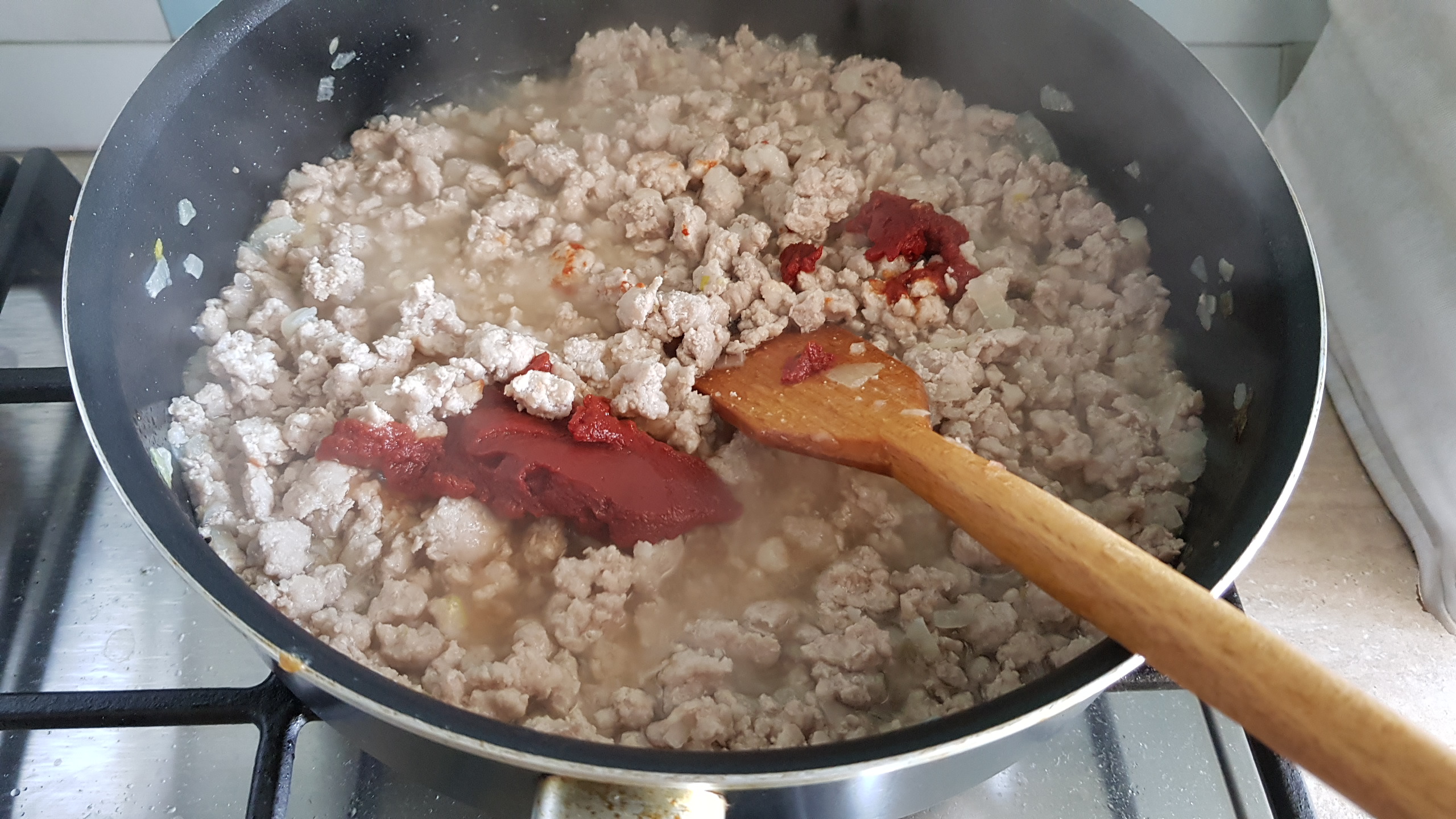 Paste cu carne tocata de porc, la cuptor