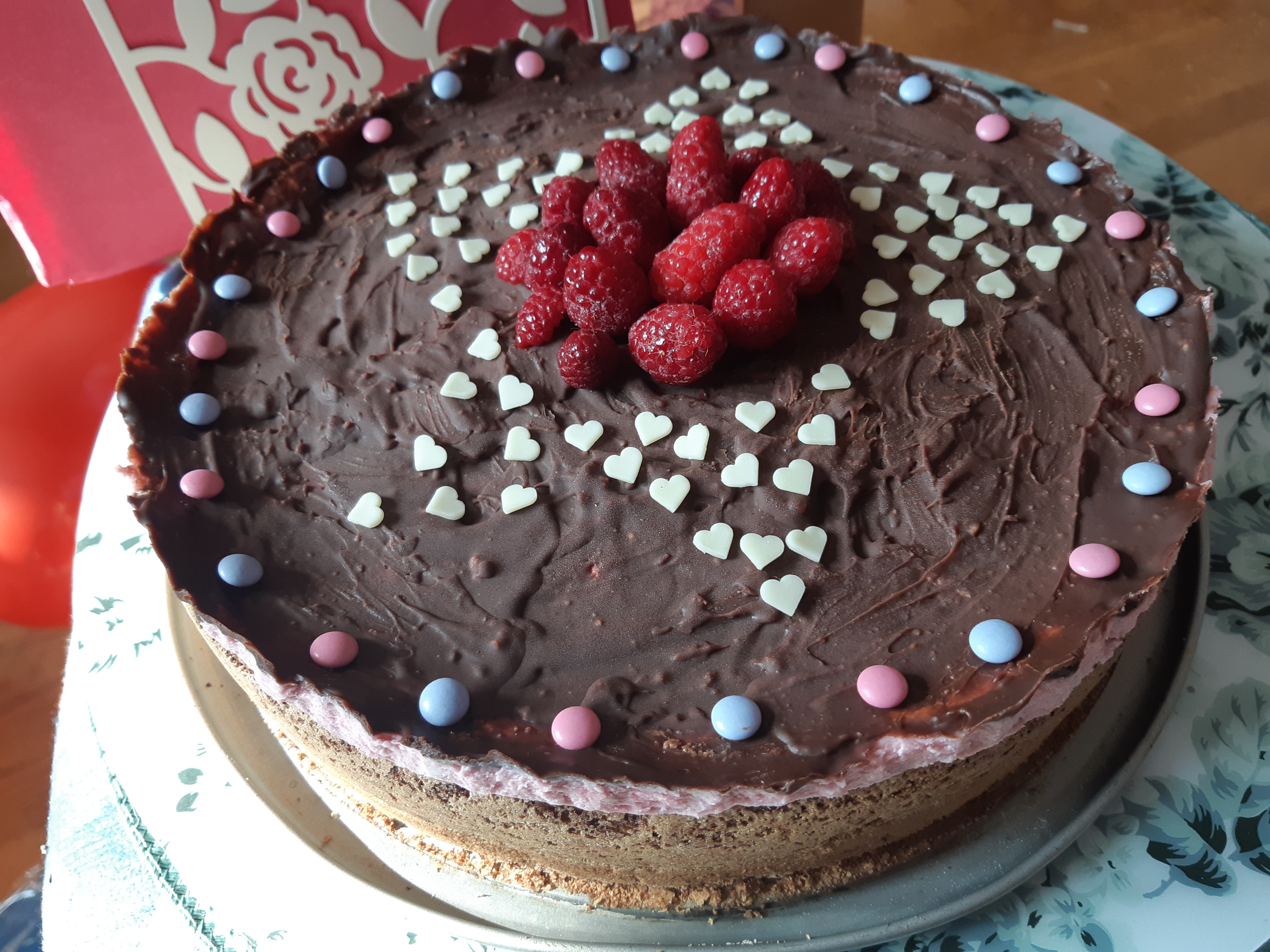 Desert tort cu crema de zmeura si glazura de ciocolata