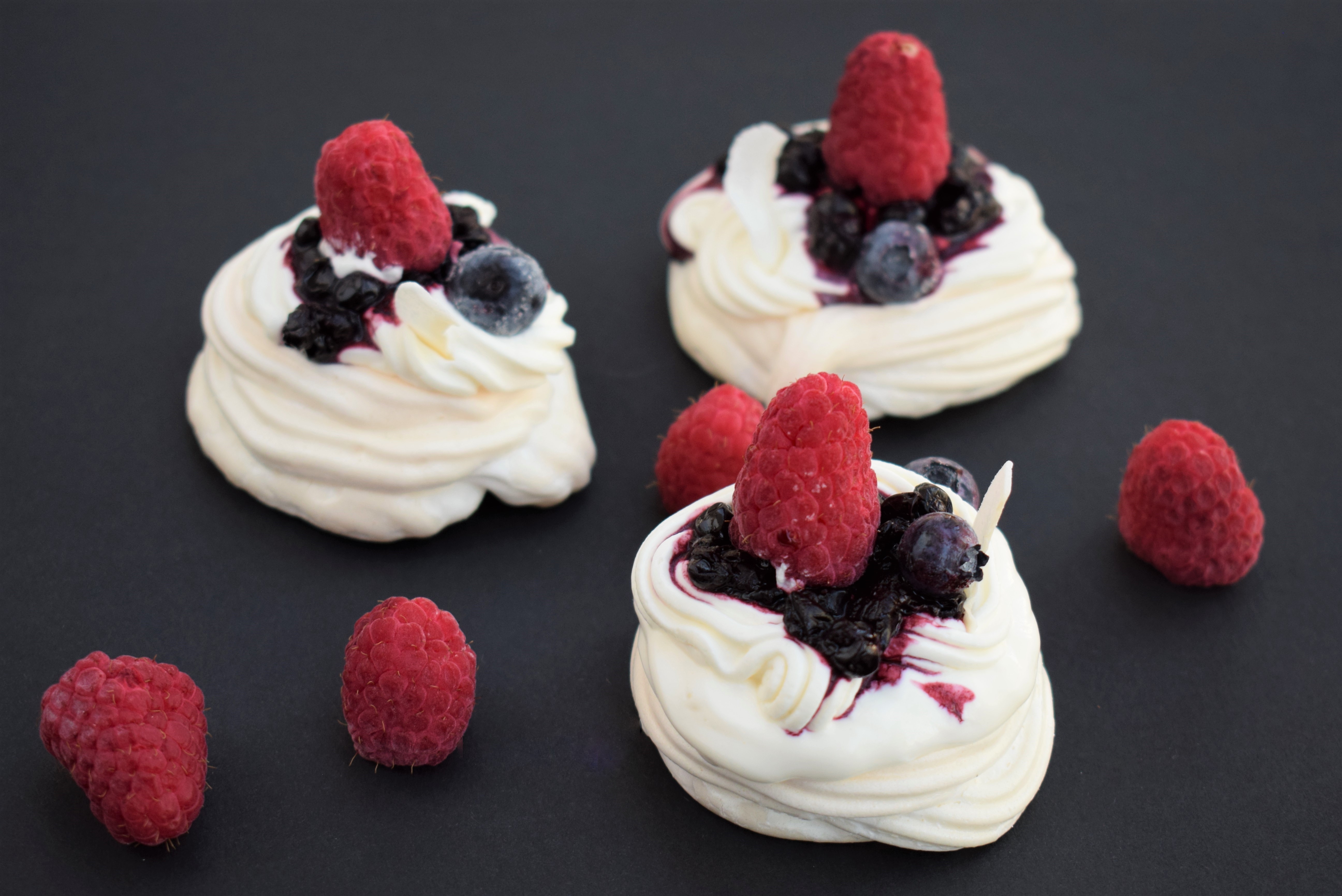 Desert mini pavlova cu frisca, mascarpone si fructe