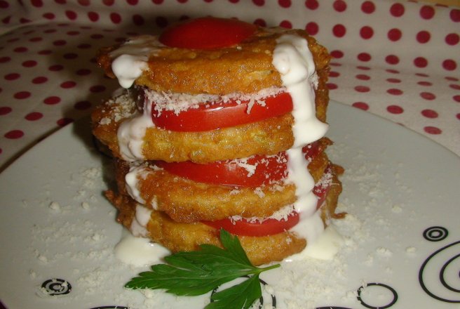 Turnulete de dovlecei pane, rosii, parmezan si crema de usturoi