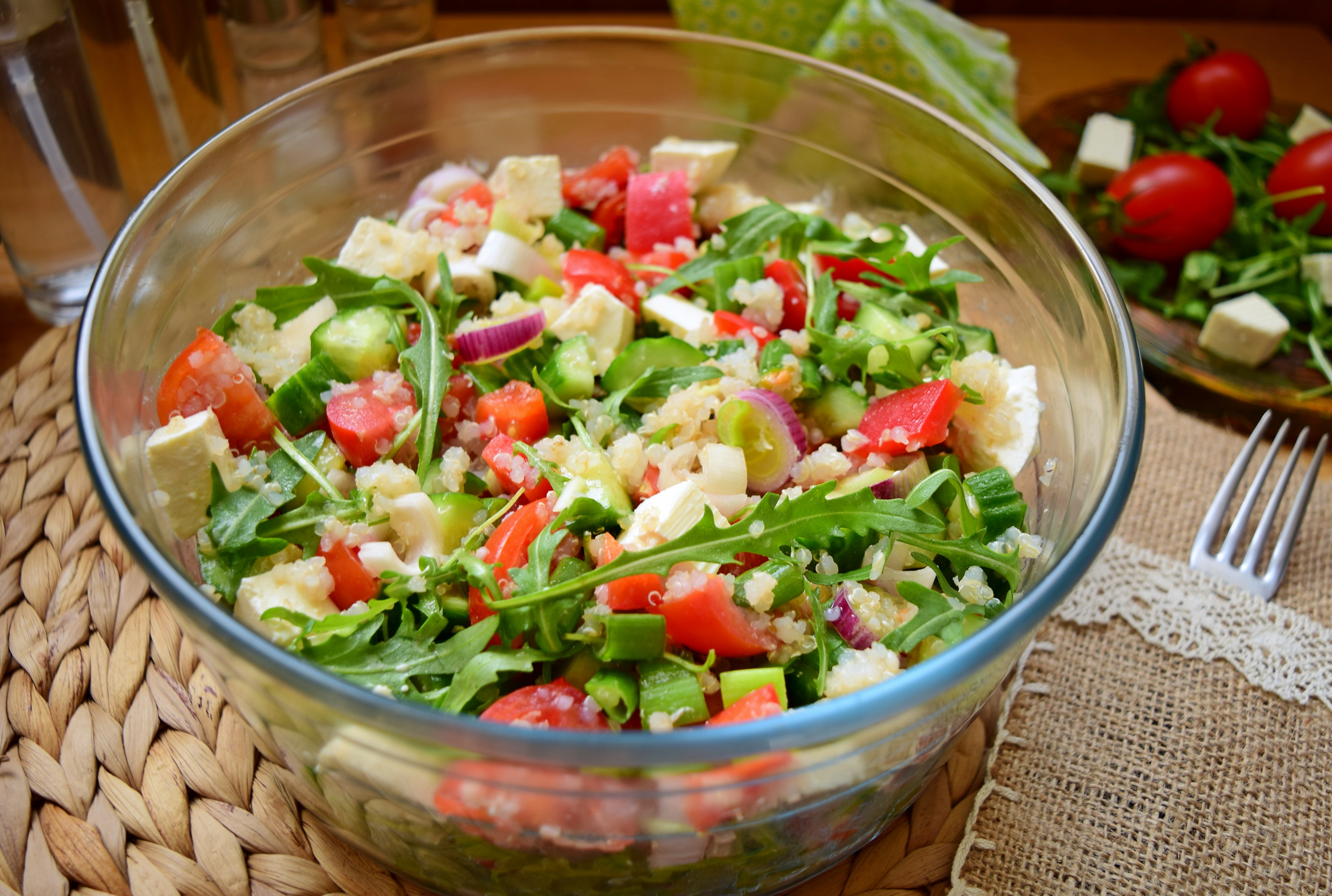 Salata de legume cu quinoa alba si branza