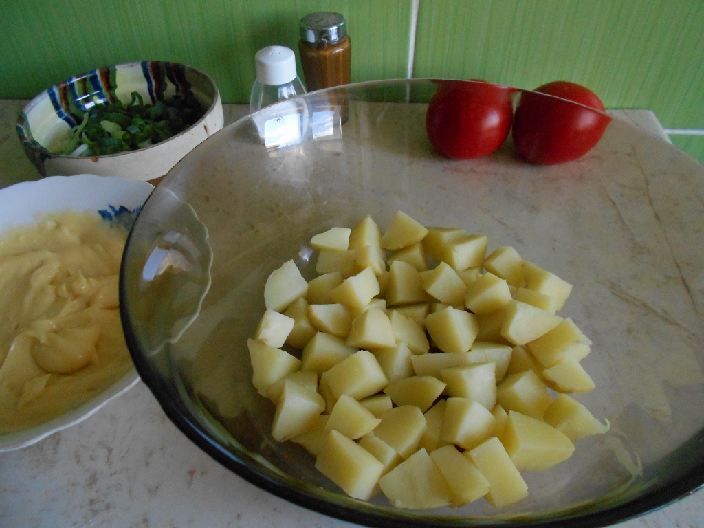 Salata de cartofi, cu ceapa verde si maioneza