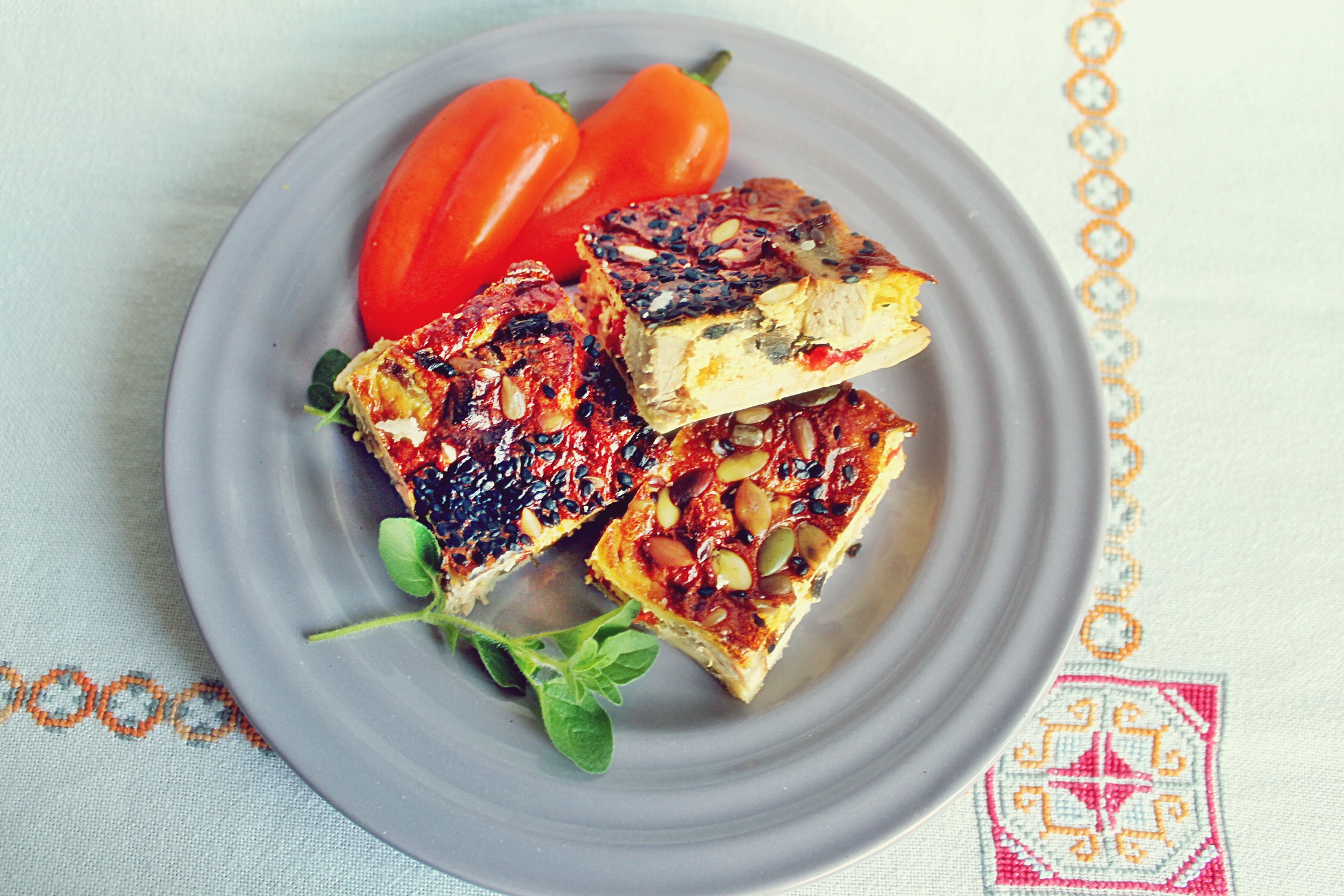 Aperitiv quiche cu carne de porc, verdeturi si oua de bibilica