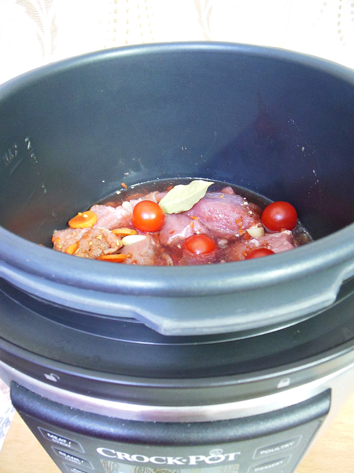 Friptura de vita cu vin la Multicooker Crock-Pot Express cu gatire sub presiune