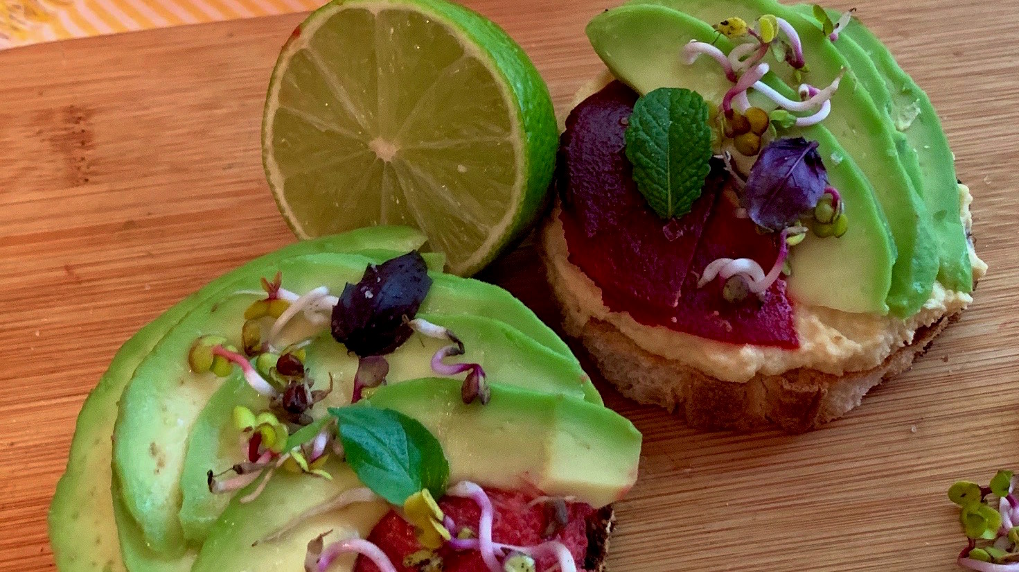 Tartine cu hummus, sfecla rosie si avocado