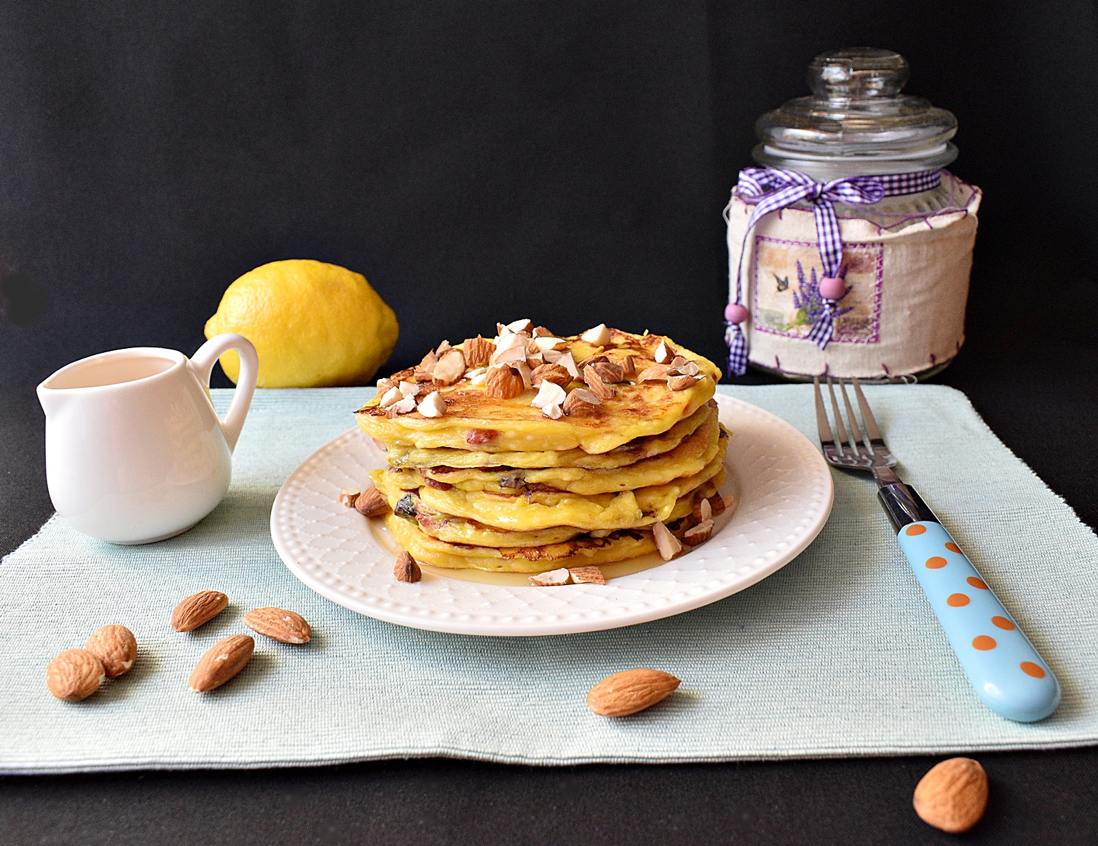 Desert pancakes cu branza de vaci, fructe uscate si miere