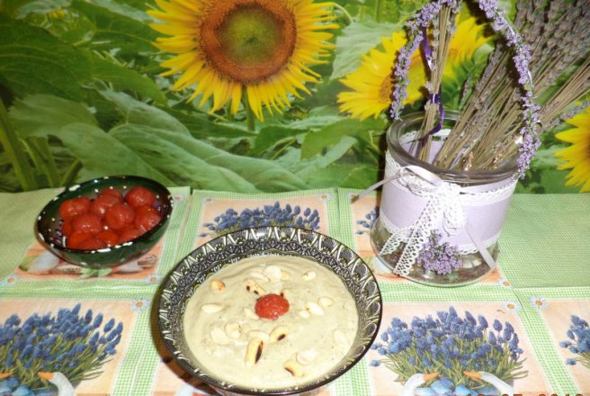 Supa crema de castraveti servita cu arahide si rosii coapte