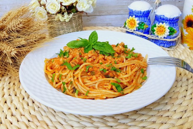 Spaghete cu carne tocata si sos de rosii