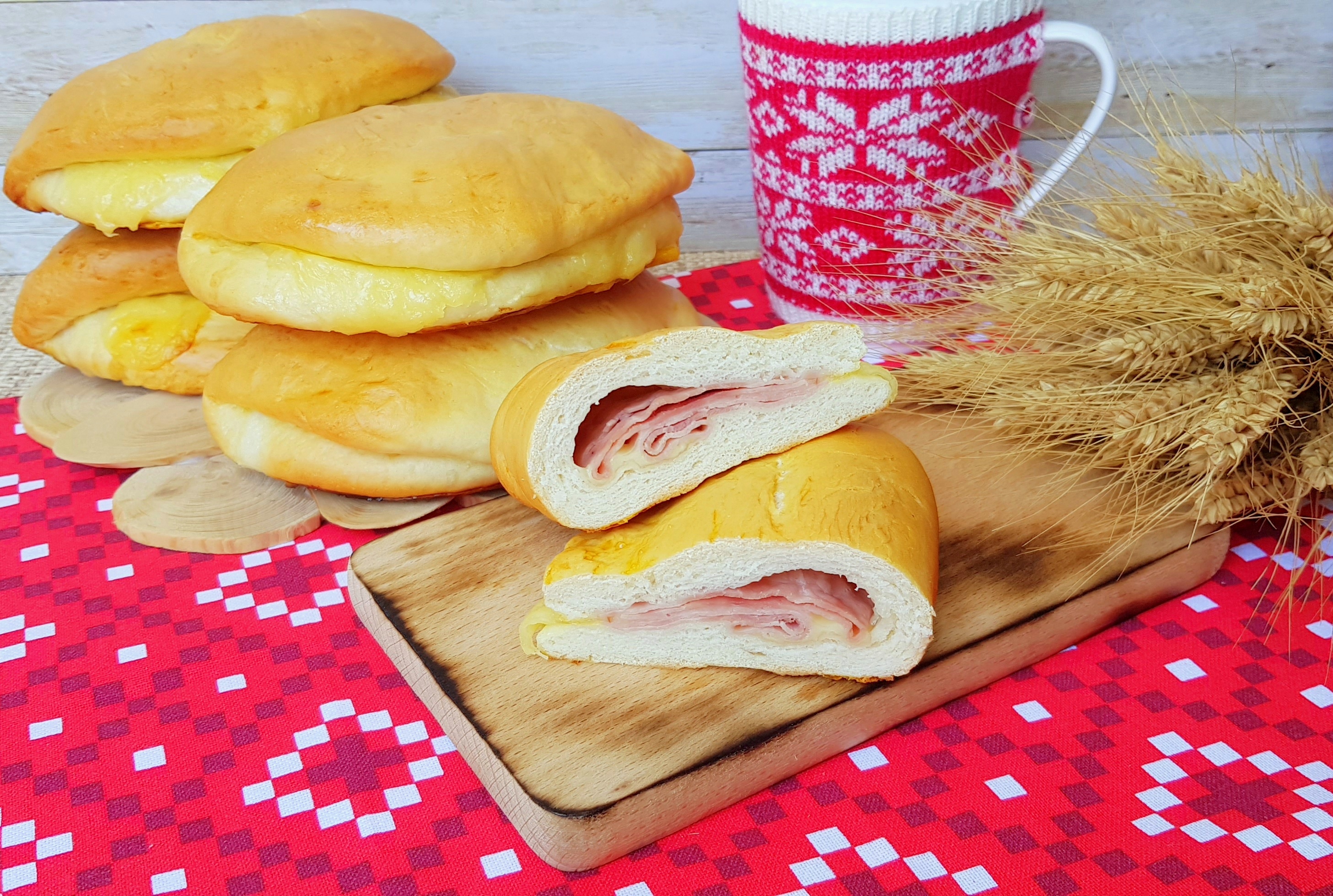 Placintele cu sunca de Praga si Emmental