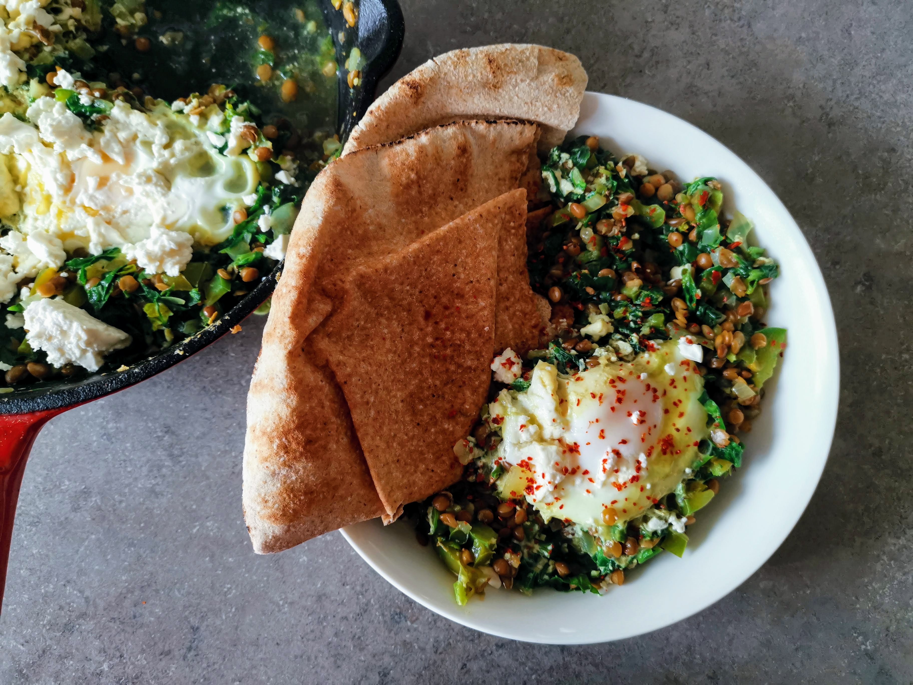 Shakshuka (tocanita nord-africana) cu spanac, linte si branza Feta