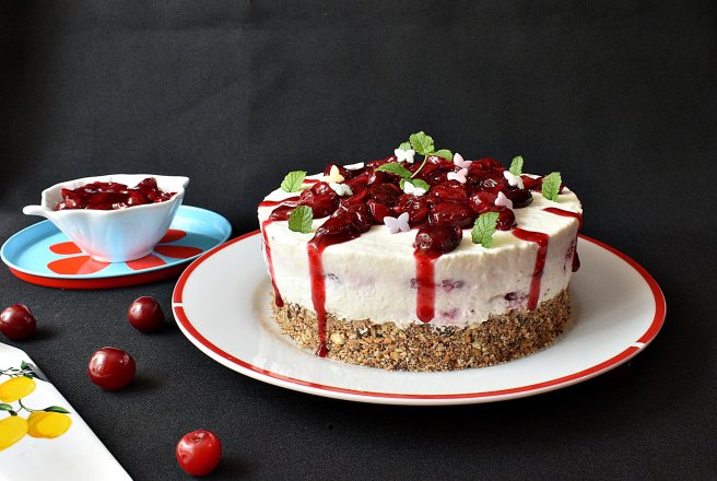 Desert cheesecake cu iaurt, zmeura si sos de visine