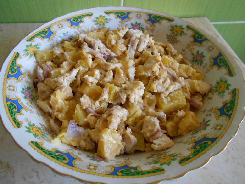 Salata de cartofi, cu piept de pui si maioneza