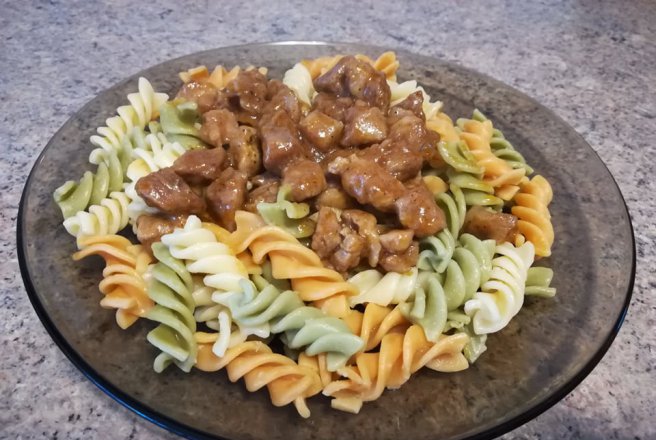 Fusilli tricolore cu carne de porc si sos de ketchup