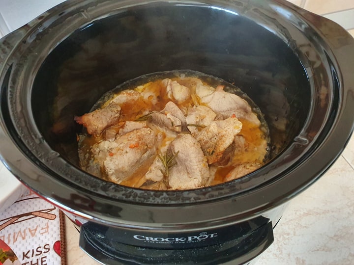 Carne de porc cu rozmarin si cartofi la slow cooker Crock-Pot