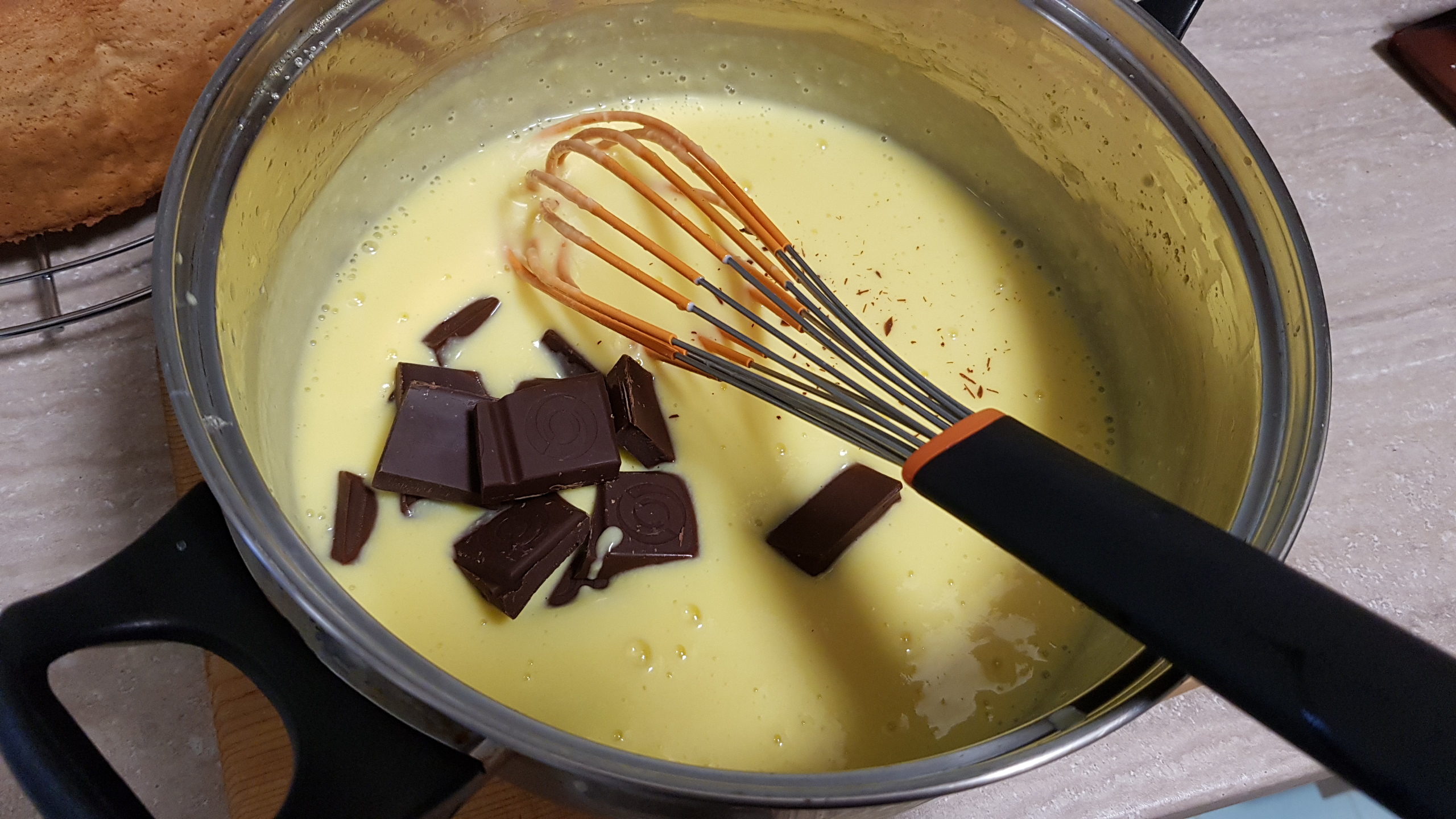 Desert tort cu crema bavareza de ciocolata si fructe de padure