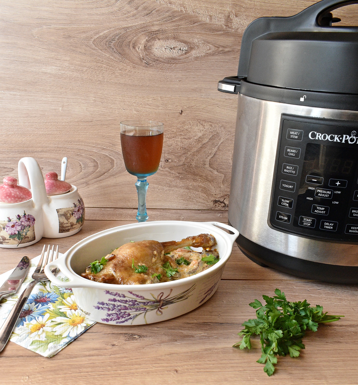 Pulpe de rata cu ciuperci brune si smantana la Multicooker Crock-Pot Express cu gatire sub presiune