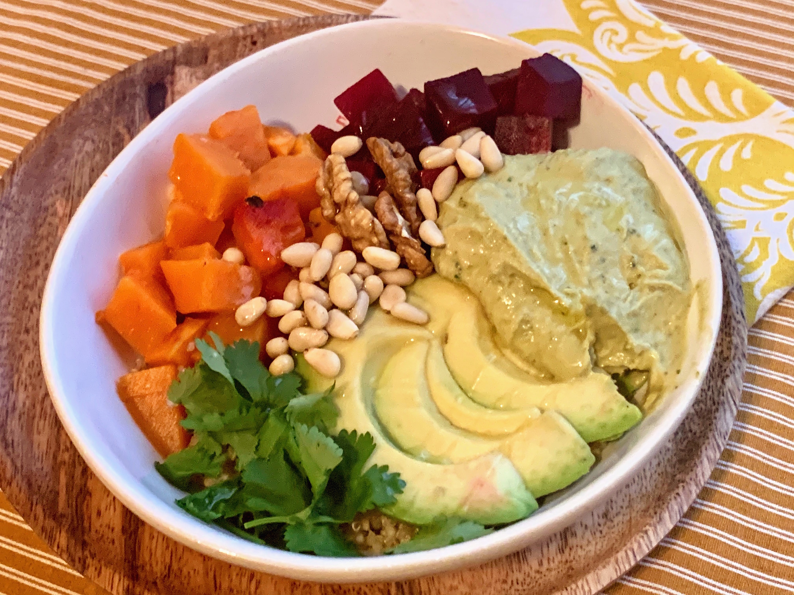 Salata de quinoa, avocado, cartofi dulci si sfecla rosie